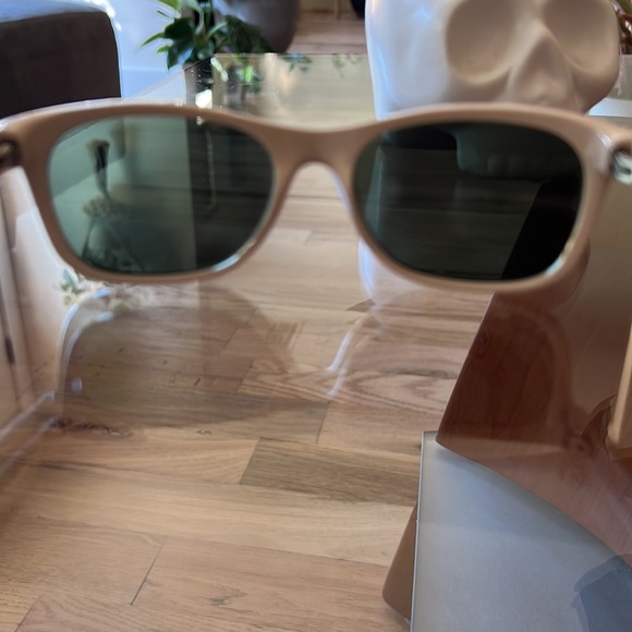 If you're interested in a classic Retro Wingtip, the Ray-Ban 2140 902 Tortoise. - Picture 3 of 4